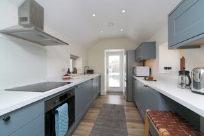 Frigorífico, microondas, horno y lavavajillas