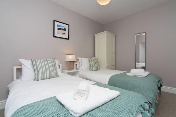 Tabla de planchar con plancha, wifi gratis, ropa de cama