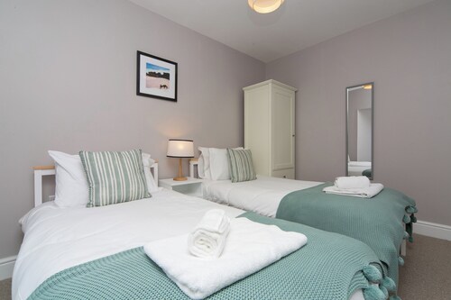 Modernised home 5 minutes from Newborough Beach - Pas the Keys