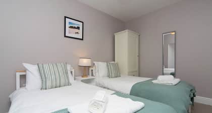 Modernised home 5 minutes from Newborough Beach - Pas the Keys