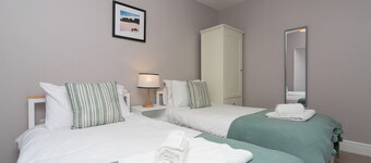 Modernised home 5 minutes from Newborough Beach - Pas the Keys