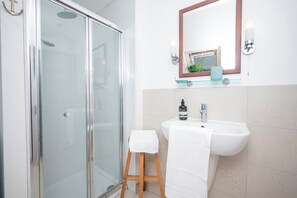 Shower, towels - Quirky London Apartment 2 min to Ladywell station - Pass the Keys (London)