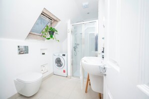 Een douche, handdoeken