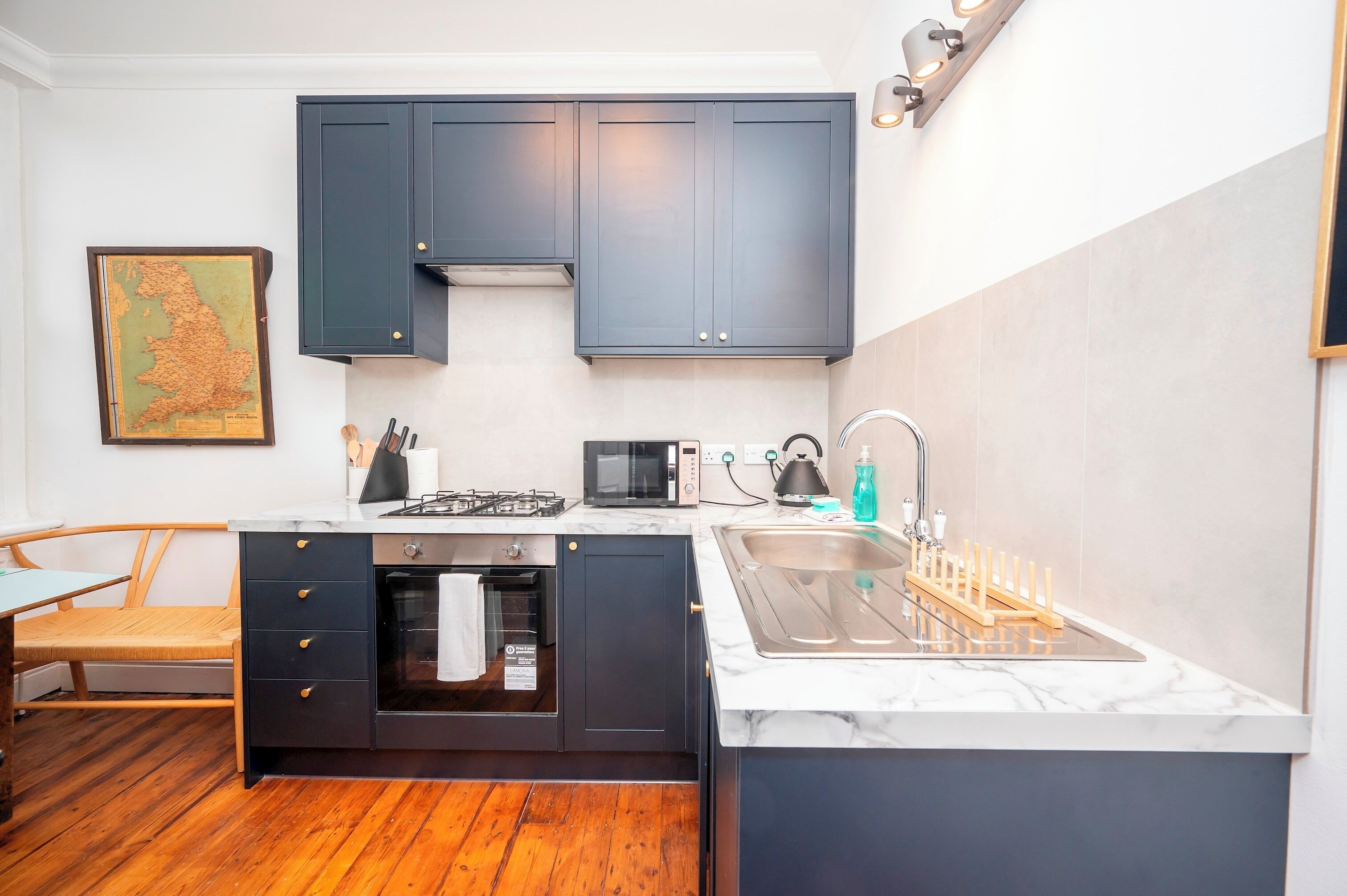 Kühlschrank, Mikrowelle, Ofen, Geschirrspüler