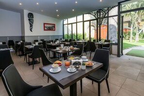 Free daily buffet breakfast - Hotiday Napoli Capodimonte (Naples)