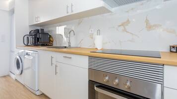 Geladeira, micro-ondas, fogão, cooktop