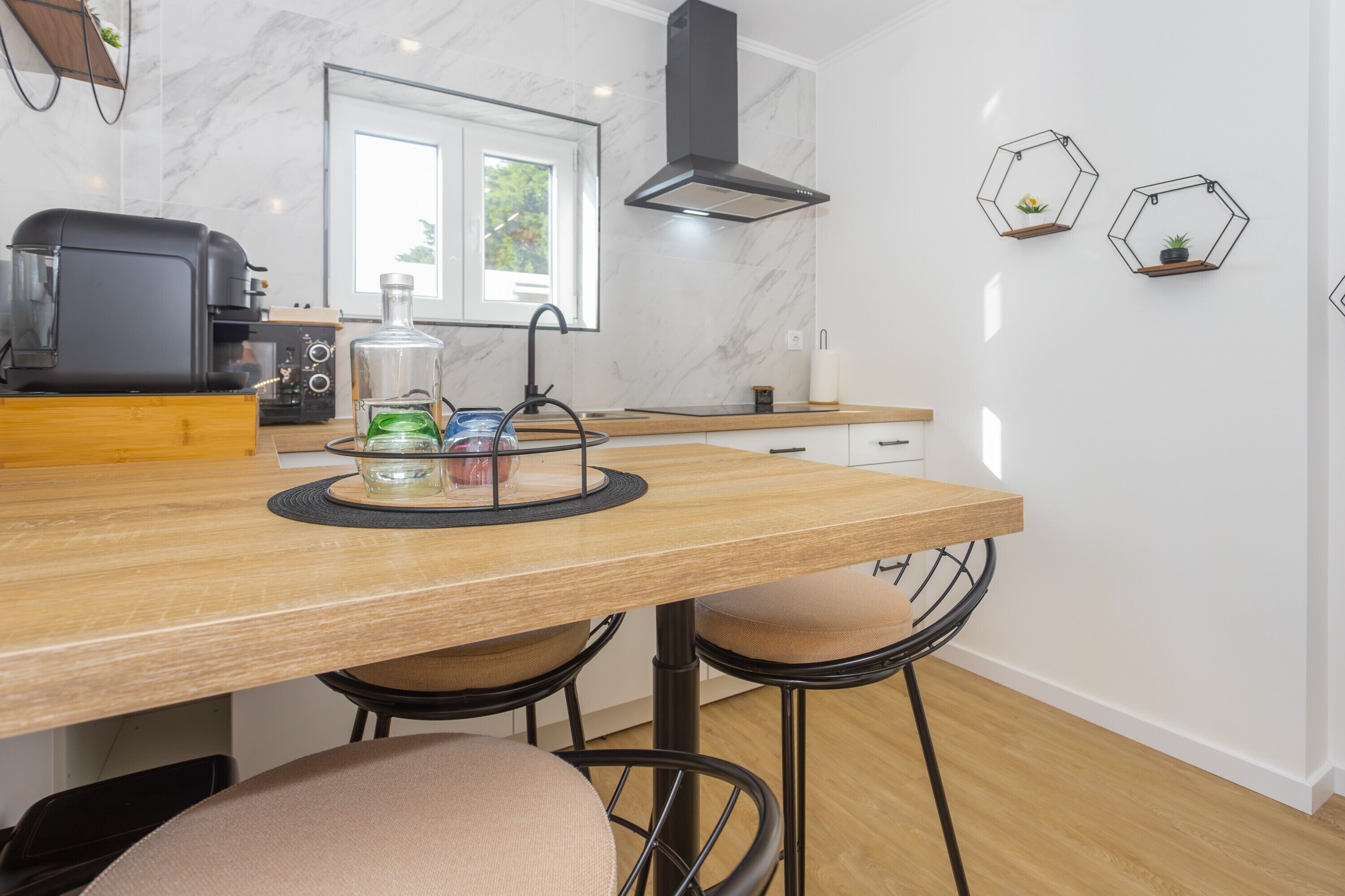 Kylskåp, mikrovågsugn, ugn och spishäll