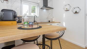 Kylskåp, mikrovågsugn, ugn och spishäll