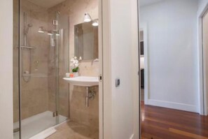 Hair dryer, bidet, towels, soap - Magnificent apartment situated in the heart of Barcelona. (Barcelona)