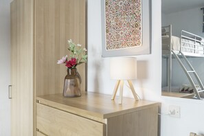 2 habitaciones, tabla de planchar con plancha, wifi y ropa de cama 