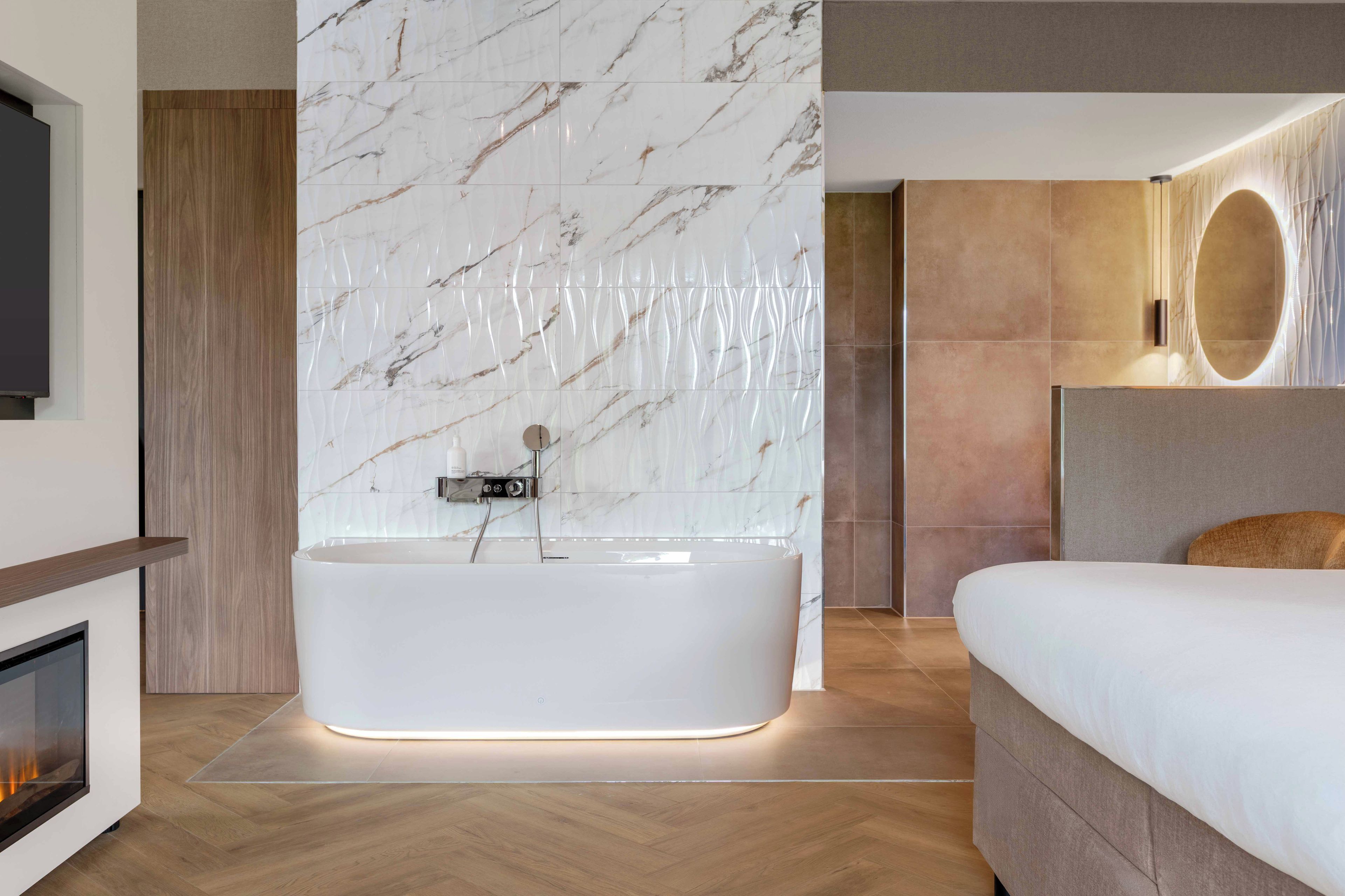 Ein modernes Badezimmer mit einer freistehenden Badewanne, einer Dusche und einem großen Spiegel.