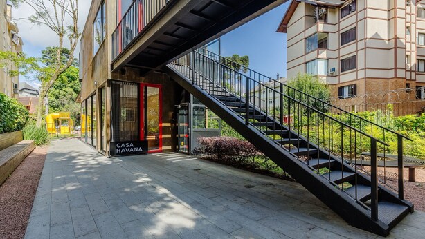 A modern building with a staircase leading to a red door labeled "CASA HAVANA". - Modern and Complete Stays in Gramados Tourist Center - Cbgs (Gramado)