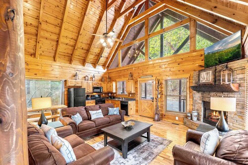 4BR Cabin: Game Room & Hot Tub Haven