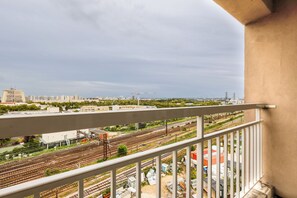 المنطقة المحيطة بالمنشأة