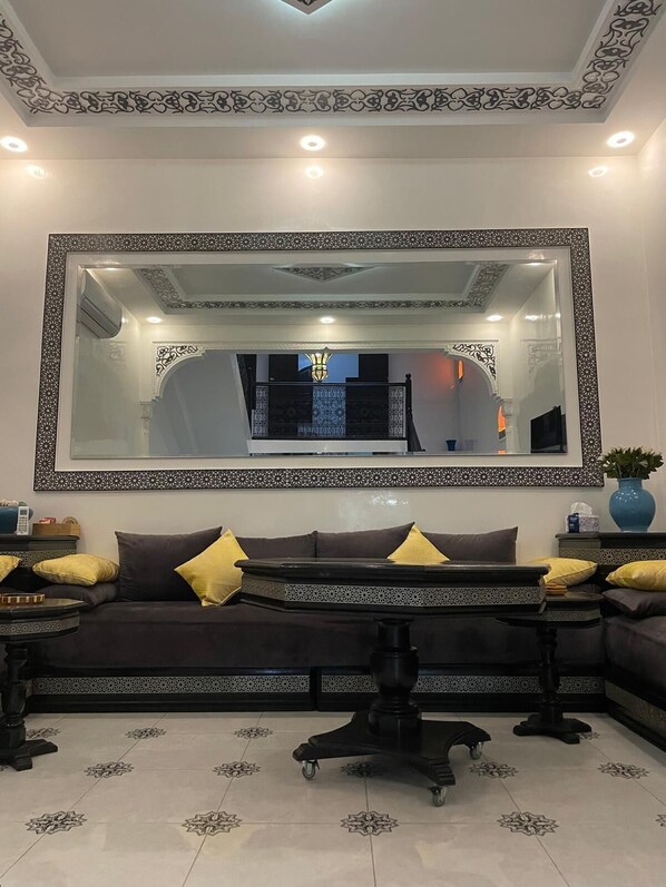 المنشأة من الداخل