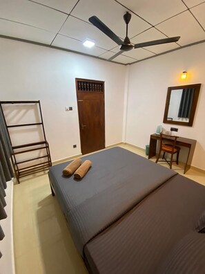 Deluxe Double Room, Garden View | Bathroom | Soap, shampoo, toilet paper - Sweden Villa Galle (Galle)