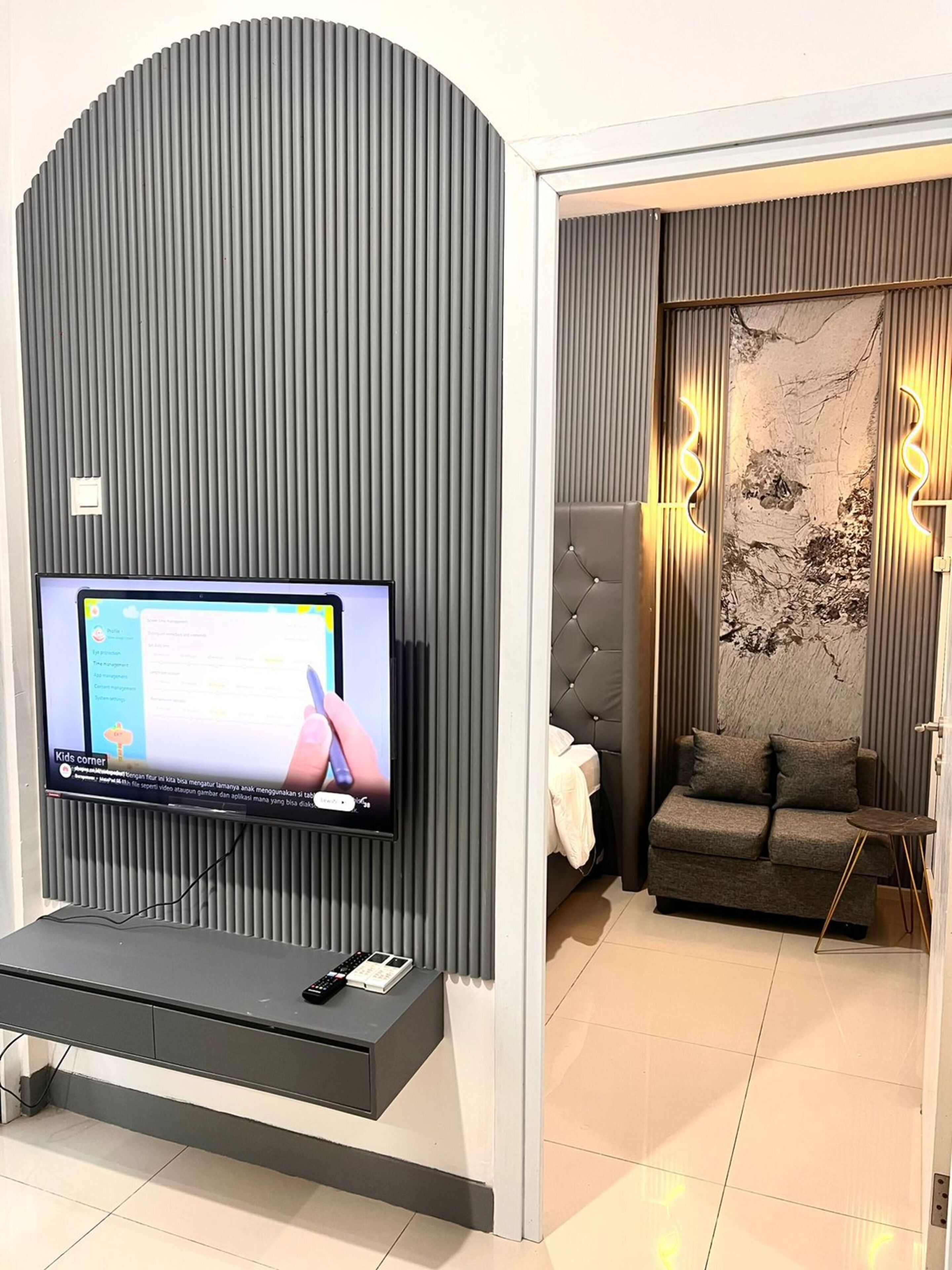 Leilighet, 2 soverom, balkong, byutsikt | Oppholdsområde | En 32-tommers LED-TV med kabel-kanaler