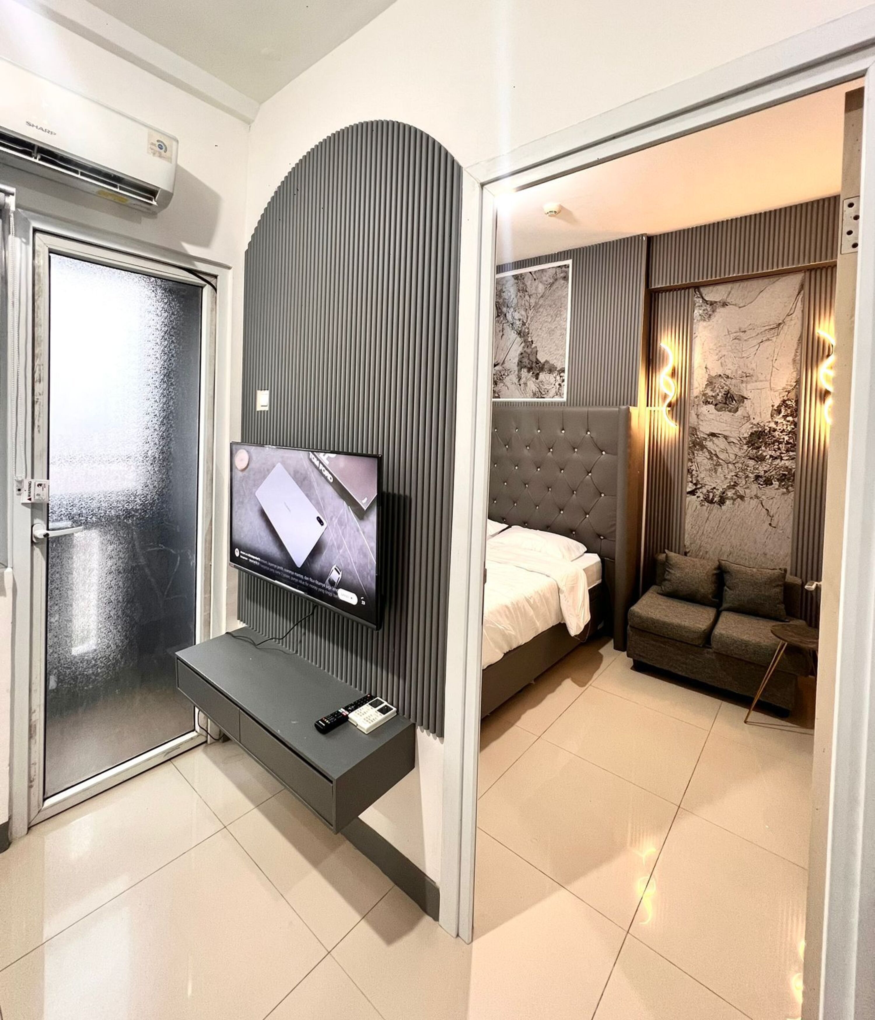 Apartment, 2 Bedrooms, Balcony, City View | Living area | 32-inch LED TV with cable channels