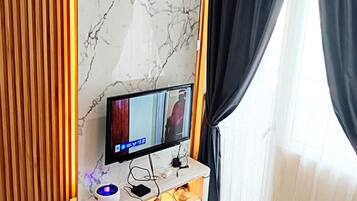 Apartment, 2 Bedrooms, Balcony, City View | Living area | 32-inch LED TV with cable channels