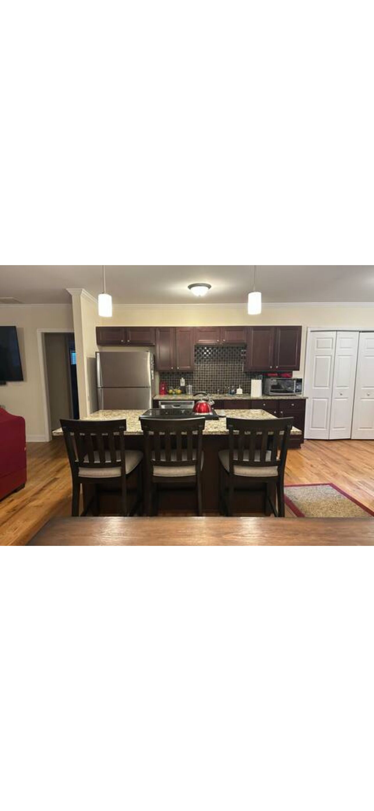 Mikrobølgeovn, ovn, kokeplater og oppvaskmaskin