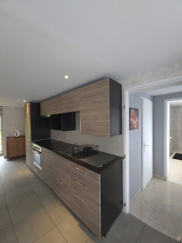 Fridge, microwave, oven, stovetop - Gîte "Le Cocon Du Bassigny" with Private Garden and Wi-Fi (Is-en-Bassigny)