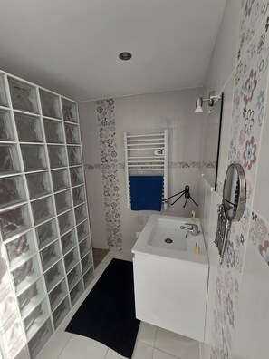 Doccia, asciugacapelli, asciugamani