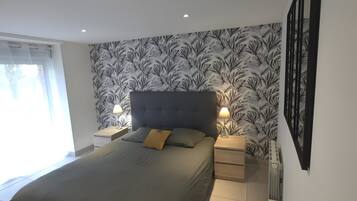 Een strijkplank/strijkijzer, wifi, beddengoed