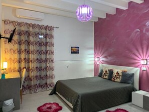 Tabla de planchar con plancha, acceso a internet y ropa de cama