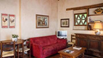 Appartement Confort, patio | Coin séjour | Télévision à écran plat de 32 pouces avec chaßnes par cùble