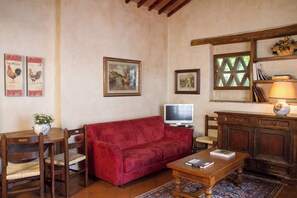 Appartement Confort, patio | Coin séjour | Télévision à écran plat de 32 pouces avec chaînes par câble