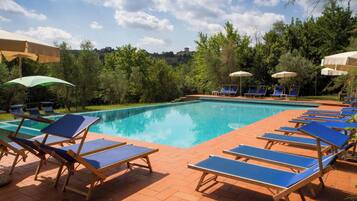 Una piscina al aire libre de temporada