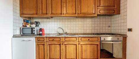 Appartement Classique | Cuisine privée | Réfrigérateur, micro-ondes, four, plaque de cuisson