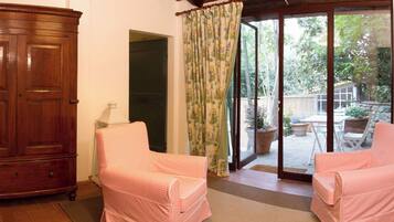 家庭公寓, 露台 | 客廳 | 32 吋平面電視連有線電視頻道