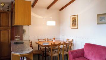 Departamento superior | Área de sala de estar | Televisión de pantalla plana de 32 pulgadas con canales por cable