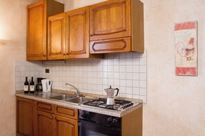 Căn hộ tiện nghi đơn giản, sân hiên | Bếp riêng | Tủ lạnh, lò vi sóng, lò nướng, bếp nấu