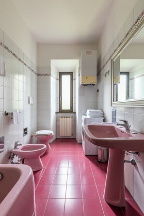 Standard Apartment | Bathroom | Hair dryer, bidet, towels - Relais de Ricci (Impruneta)