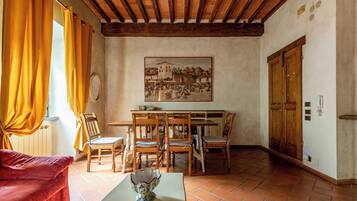 Classic-Apartment | Wohnbereich | 32-Zoll-Flachbildfernseher mit Kabelempfang