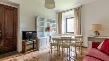 Appartement Standard | Coin séjour | Télévision à écran plat de 32 pouces avec chaînes par câble