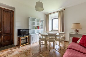 Standard Apartment | Living area | 32-inch flat-screen TV with cable channels - Relais de Ricci (Impruneta)