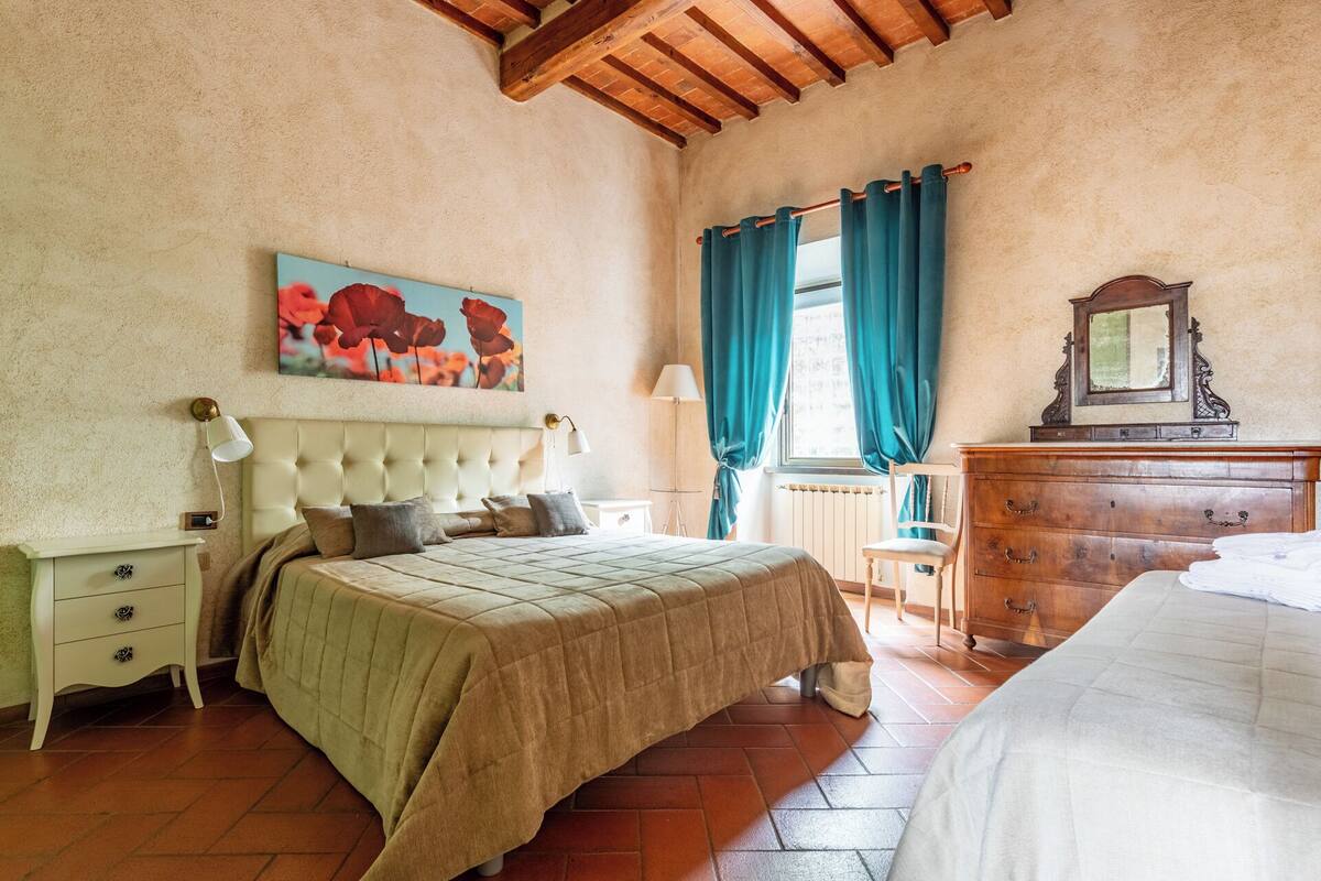 Classic Apartment | Cribs (free), WiFi (free), bed sheets