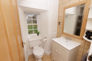 Shower, hair dryer, towels - NEW to VRBO: Scalloway Charm • 1BR Apt with Coastal Views (Shetland Islands)