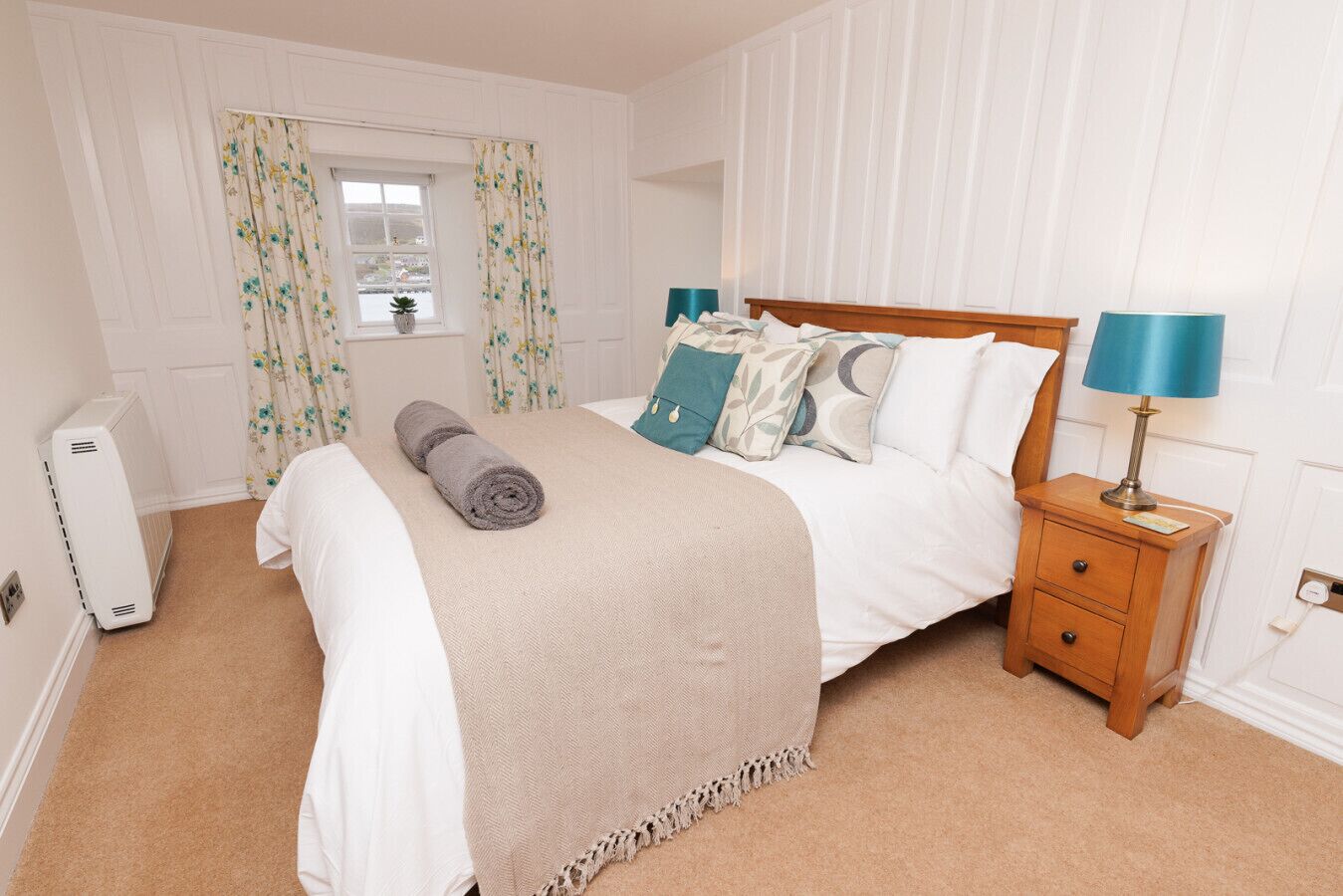 Tabla de planchar con plancha, wifi gratis y ropa de cama 