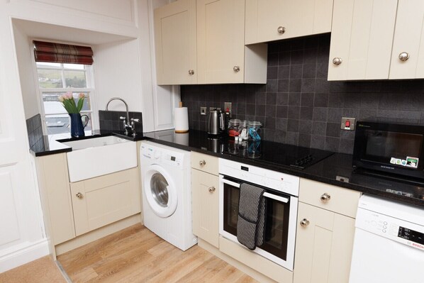 Kühlschrank, Mikrowelle, Ofen, Herdplatte