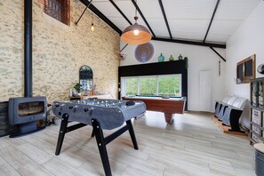 Games room - Gîte La Ferme Du Mesnil with Private Terrace, Wi-Fi, and Air Conditioning (Sèvremont)