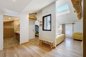Iron/ironing board, WiFi, bed sheets - Gîte La Ferme Du Mesnil with Private Terrace, Wi-Fi, and Air Conditioning (Sèvremont)