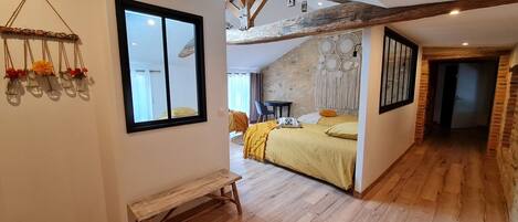 Tabla de planchar con plancha, wifi y ropa de cama