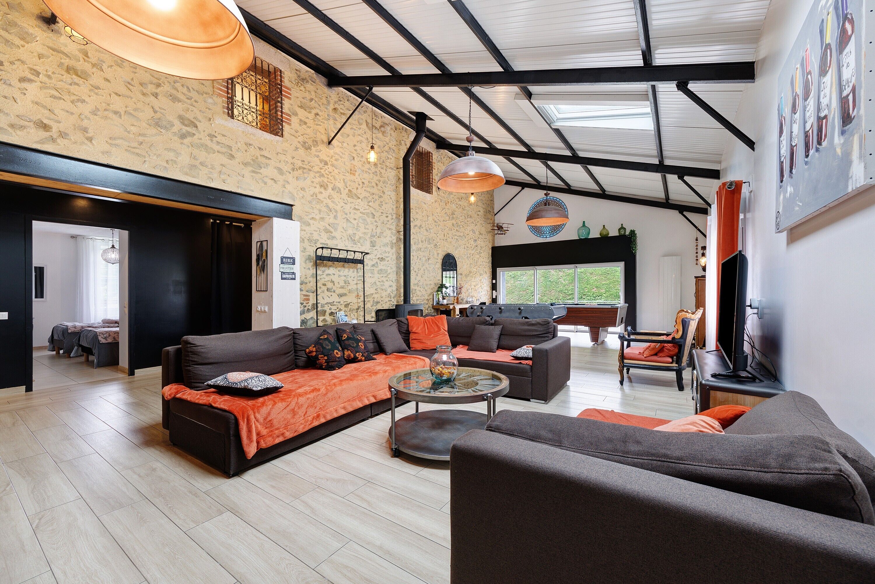 TV, fireplace