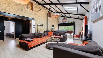 TV, fireplace