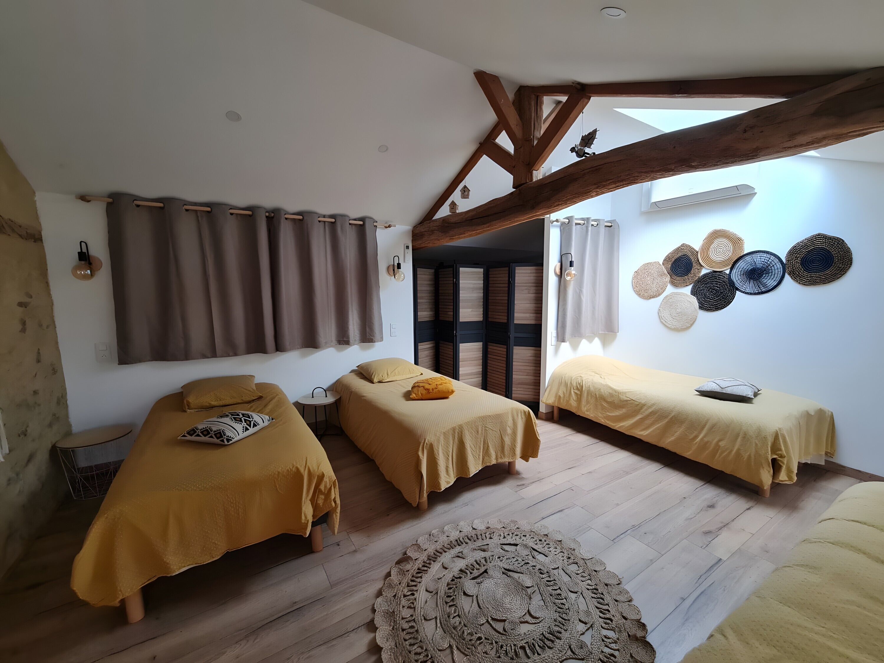 Tabla de planchar con plancha, wifi y ropa de cama 