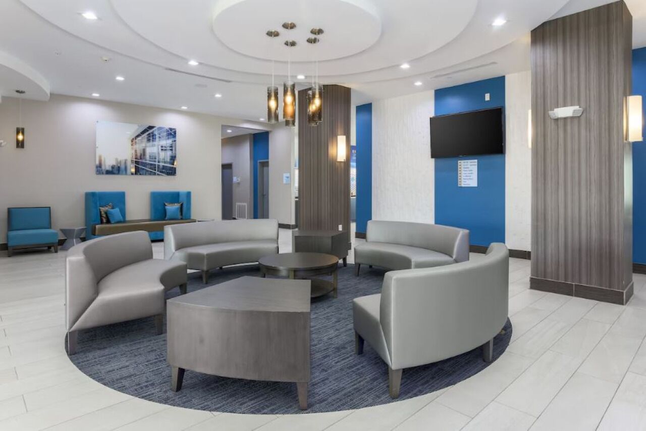1 King Suite With Free Parking, Airport Shuttle And Breakfast Included - Pearland, TX